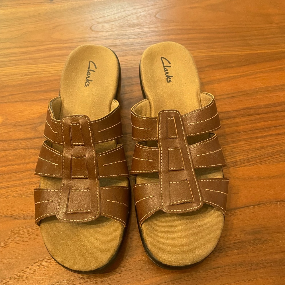 Clarks size 7M brown leather sandals slip on shoes leather upper sandals